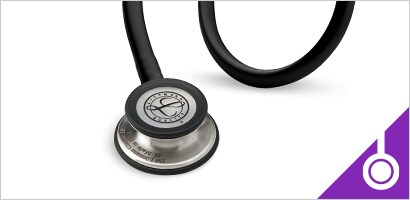 Estetoscópio 3M Littmann Classic III sobre um fundo branco.
