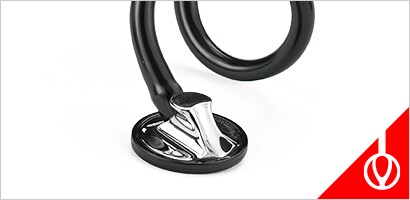 Estetoscópio 3M Littmann Master Cardiology sobre um fundo branco.
